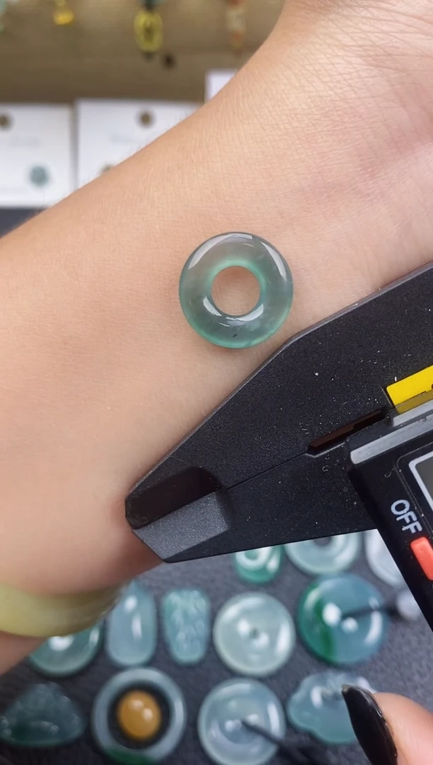 翡翠未镶嵌颈饰甜甜圈