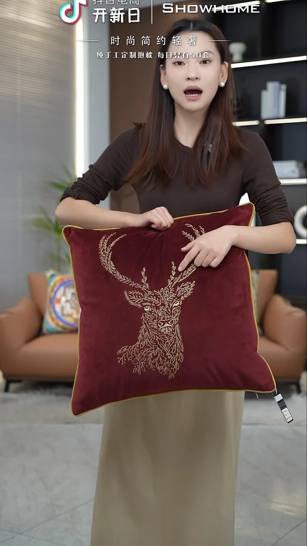 刺绣麋鹿红色50X50带芯