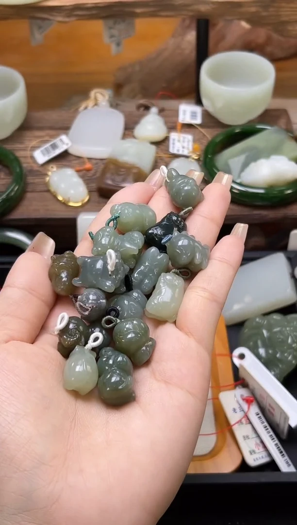 和田玉裸石多产地 动物世界 多样性发一 有瑕疵