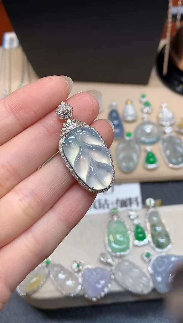 吊坠(不含链)18K金镶嵌翡翠树叶【无服务费