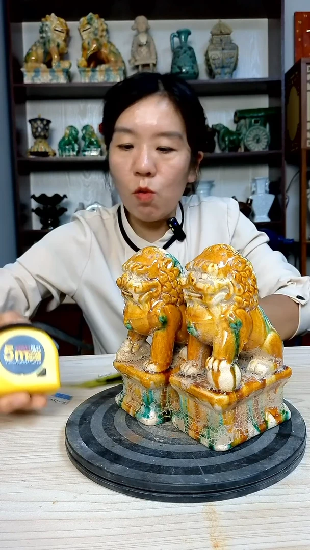 经典一对狮子精美复古风格瓷器