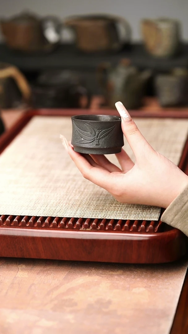 归玉堂冰碛岩重工雕刻雕刻竹节杯