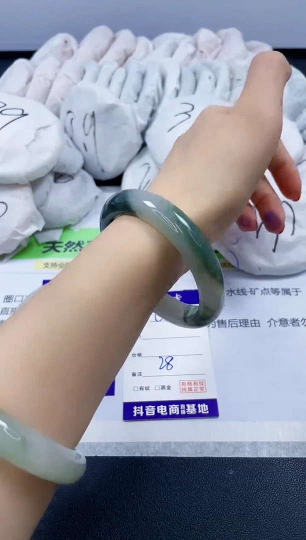 【闪购商品】石英质玉手镯未镶嵌132/56