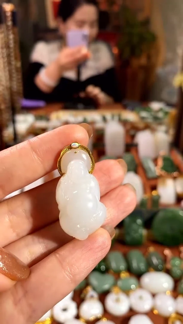 吊坠(赠链)18K金镶嵌和田玉.