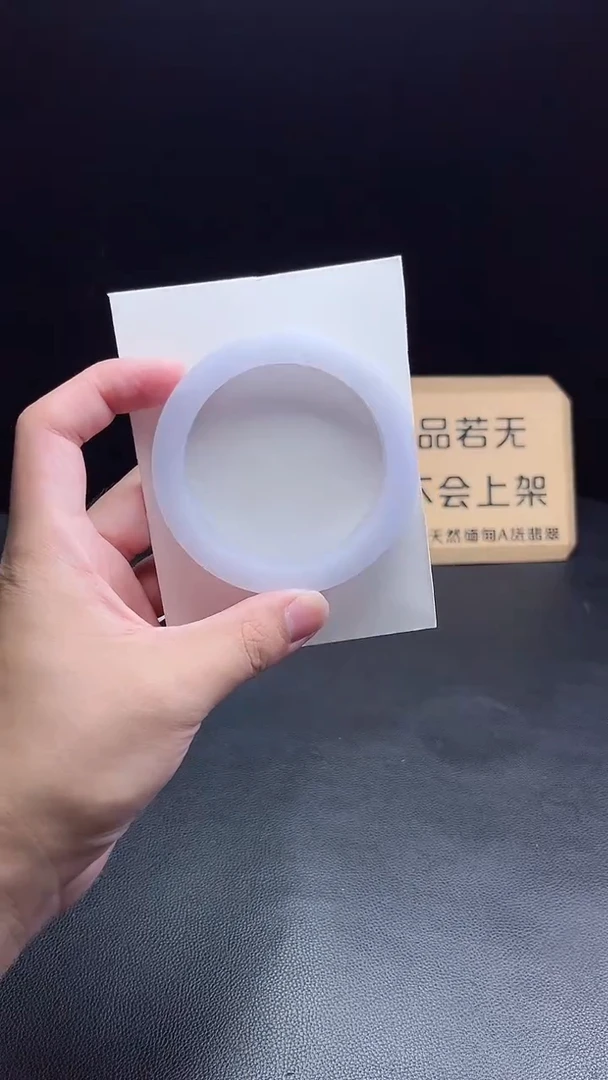 未镶嵌手镯定制翡翠阿**?定制