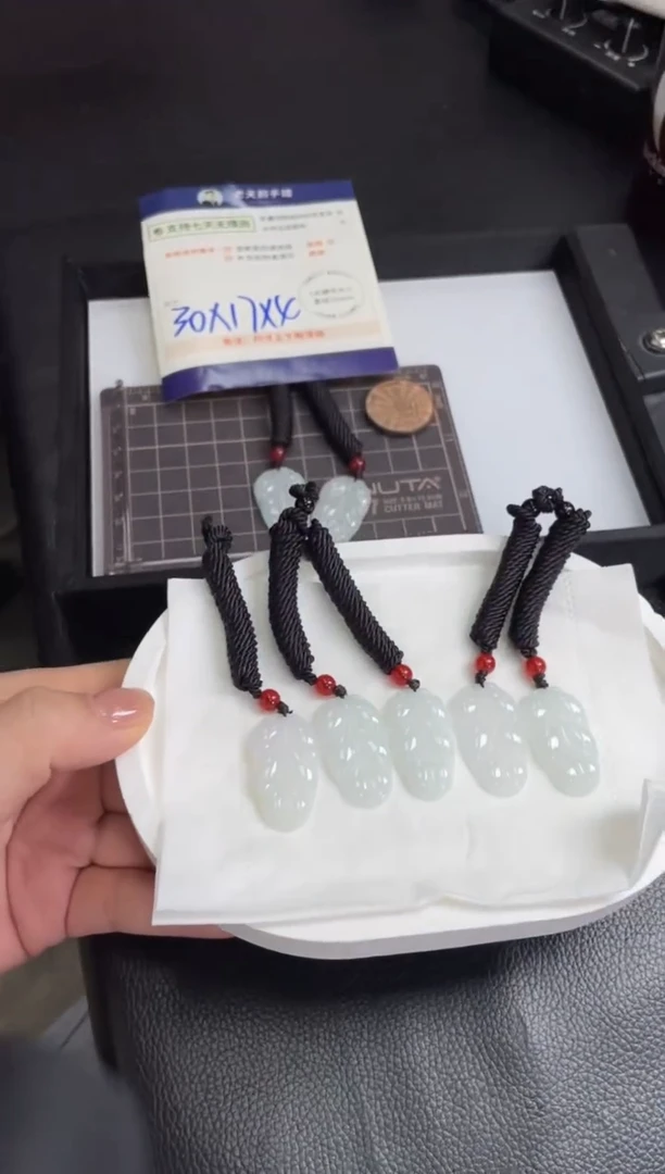 【闪购商品】翡翠挂件未镶嵌翡翠叶子配绳/多样性发其一CP