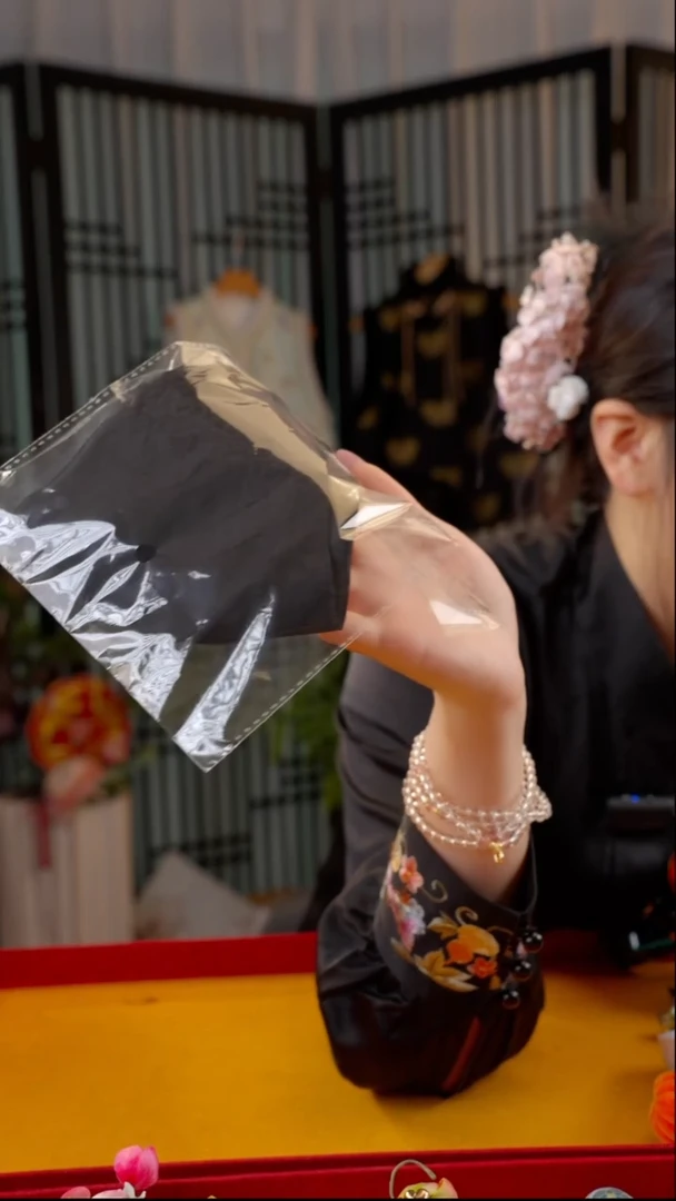 刺绣非遗绒花饰品