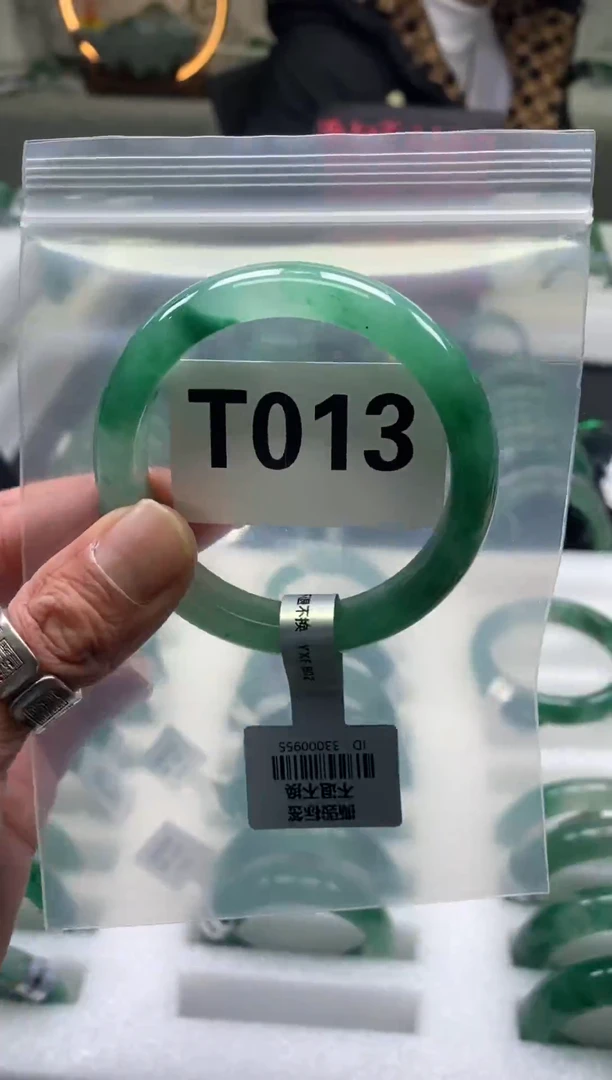 未镶嵌手镯石英质玉（非洲翠）55圈口T013