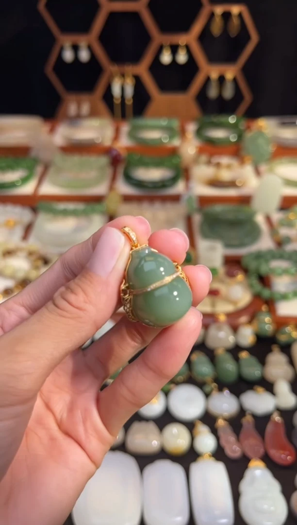 18K金镶嵌和田玉挂件精品