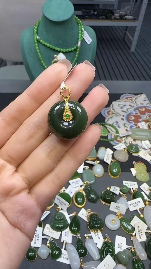 18K金镶嵌和田玉挂件1