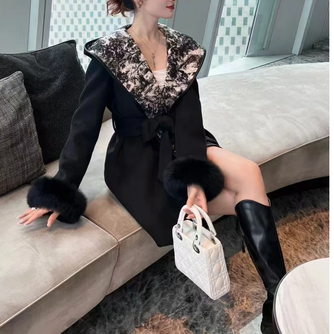 年货装大牌轻奢水墨印花狐狸毛袖黑色羽绒连帽大衣名媛时尚显瘦外
