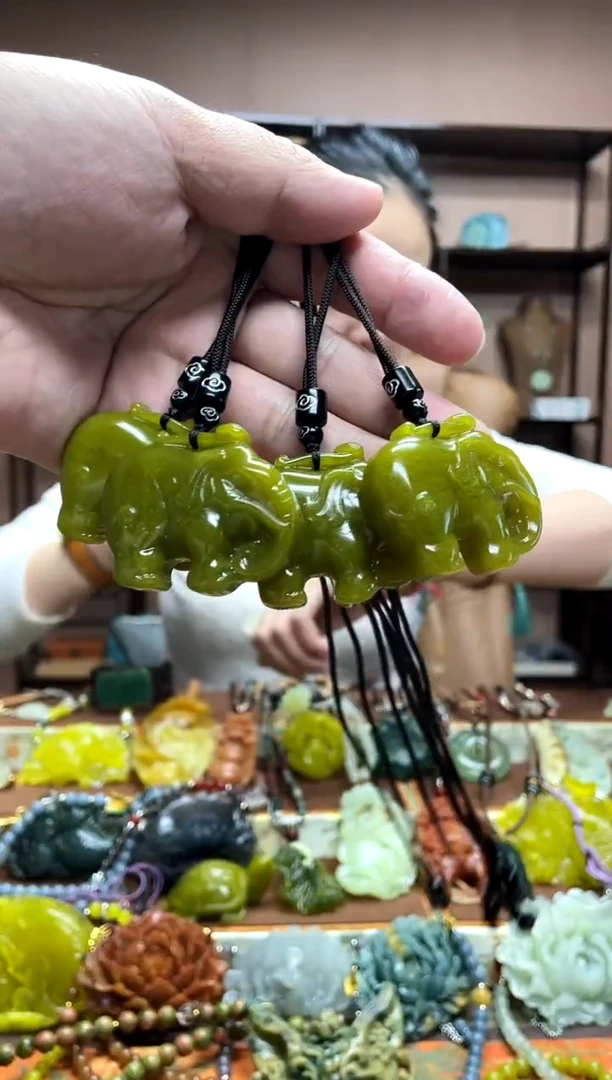 未镶嵌岫玉颈饰多样性发货发其中之一