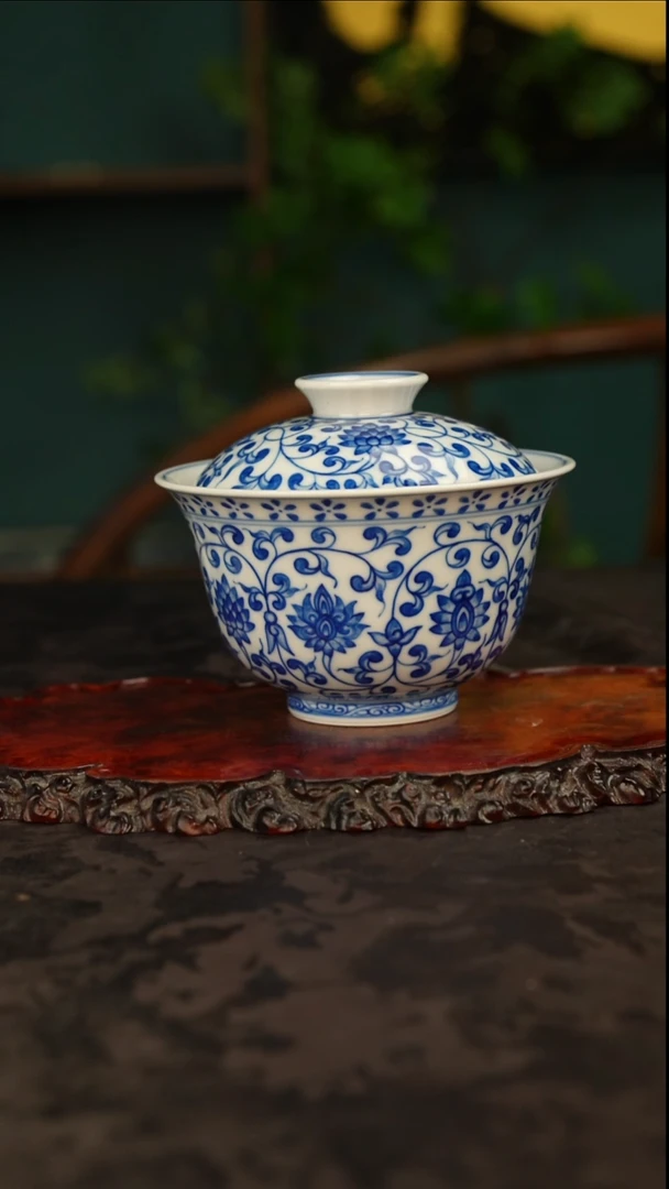青花手绘缠枝莲二才盖碗