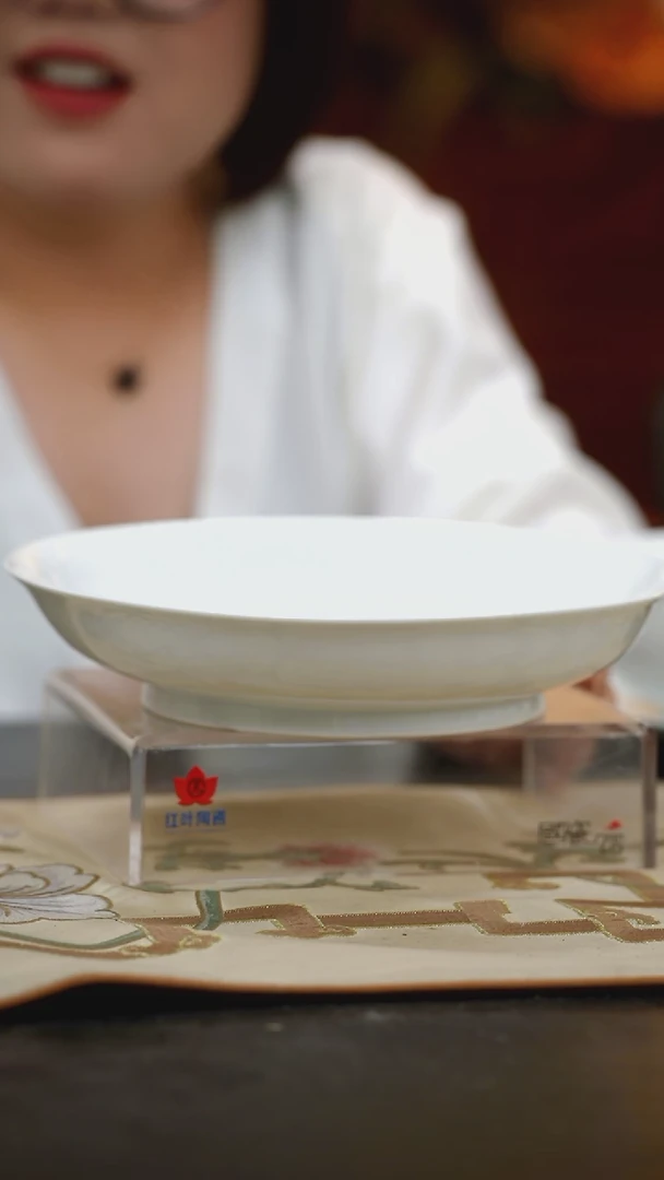1个微瑕白胎10英寸龙呙盘(无底款)