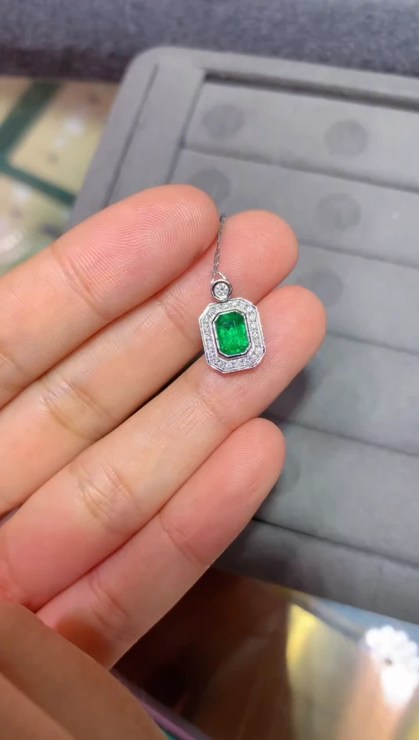 吊坠(不含链)18K金镶嵌祖母绿0.63CT