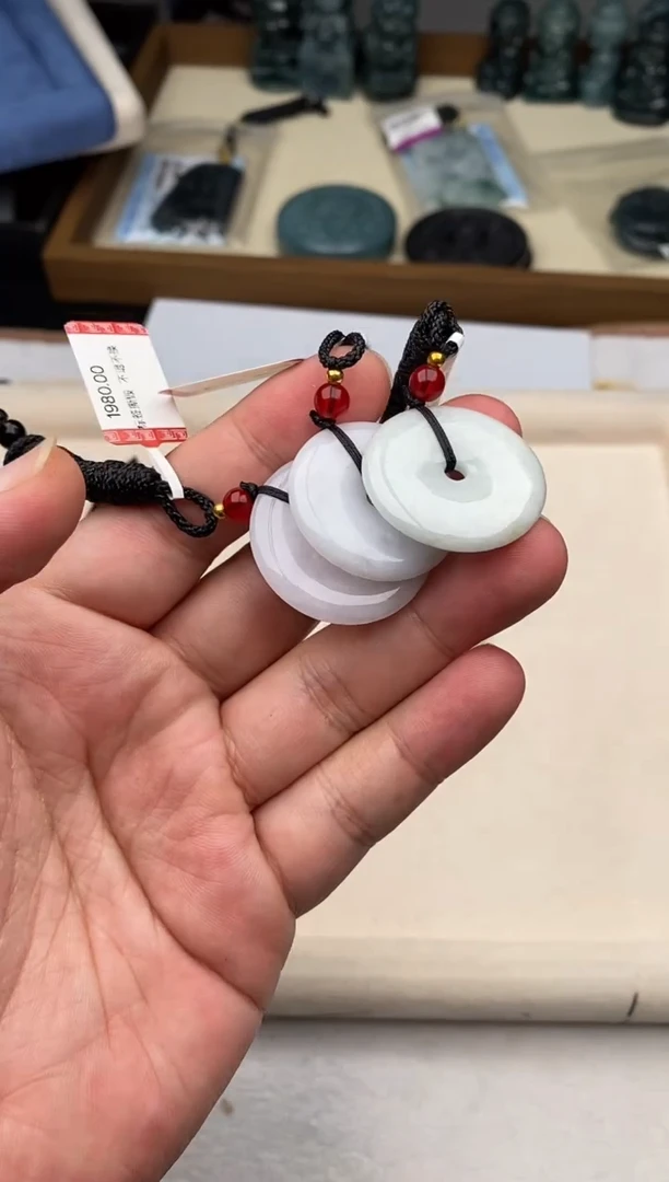 翡翠未镶嵌颈饰多样性发其一