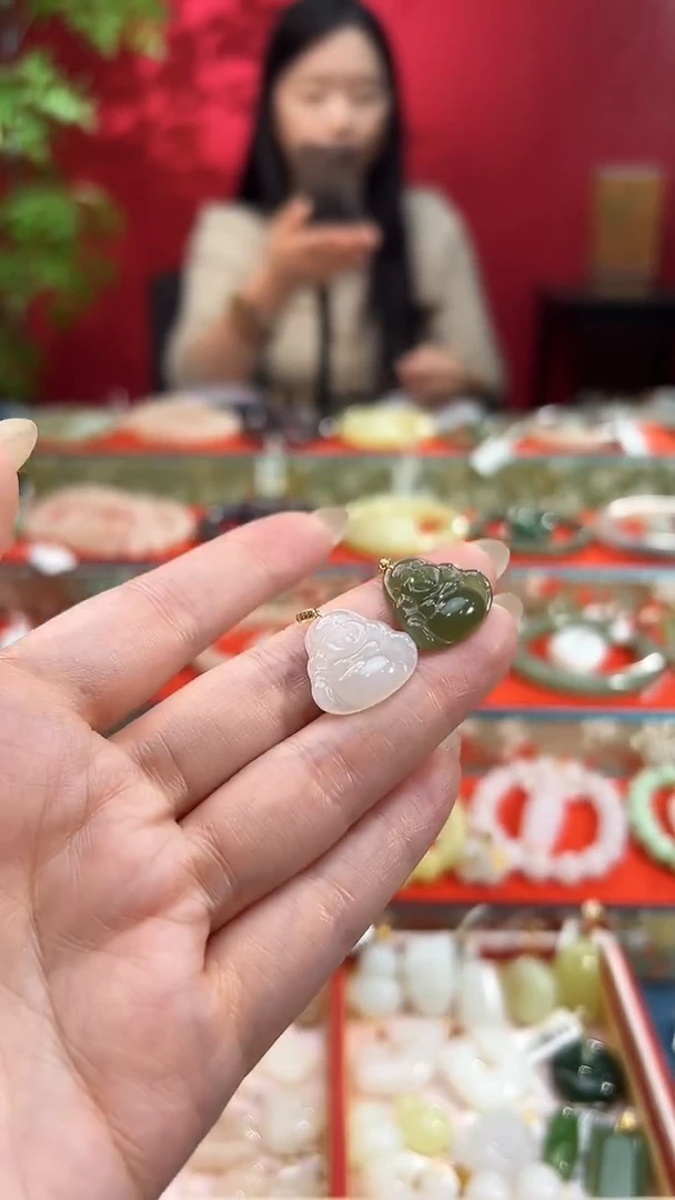 颈饰18K金镶嵌和田玉（糖玉）冰晴水佛公