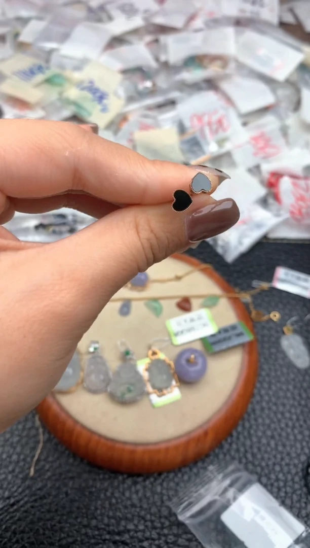 18K金镶嵌挂件翡翠—