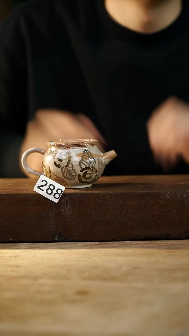 瓷片中国美院设计师 小吴 款/釉下手绘壶