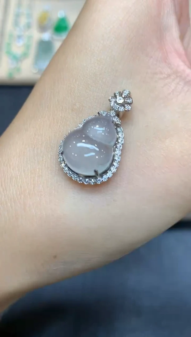 颈饰18K金镶嵌翡翠葫芦【无服务费