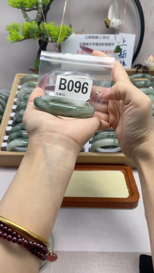 【闪购商品】石英质玉（天山翠）手镯未镶嵌b096