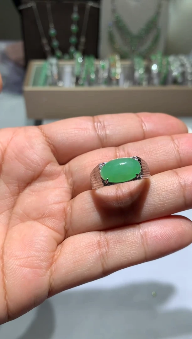 未镶嵌翡翠耳饰戒指