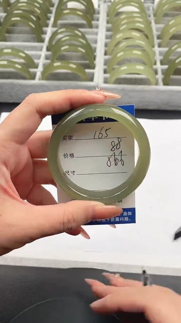 未镶嵌手镯石英质玉湖水绿