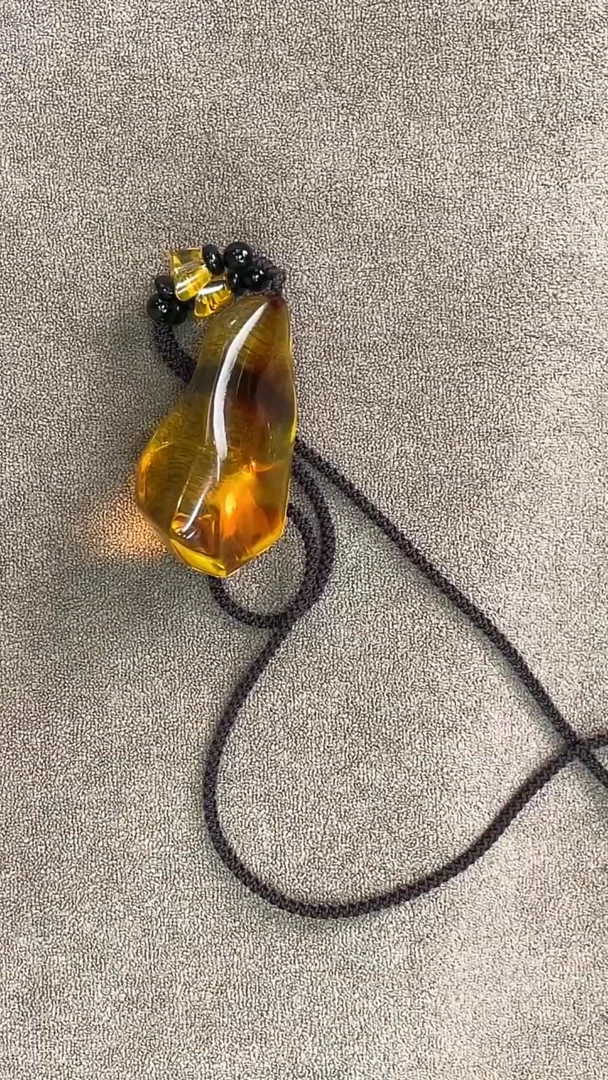 琥珀颈饰未镶嵌红蓝珀吊坠 多样性发其一