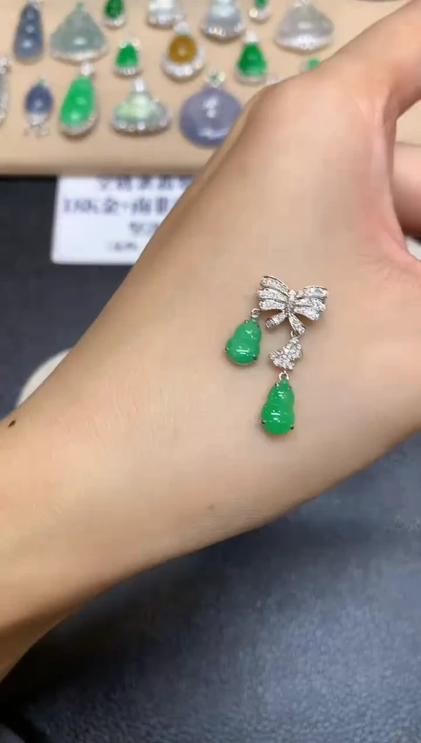 颈饰18K金镶嵌翡翠葫芦【无服务费【48小时鉴赏期】
