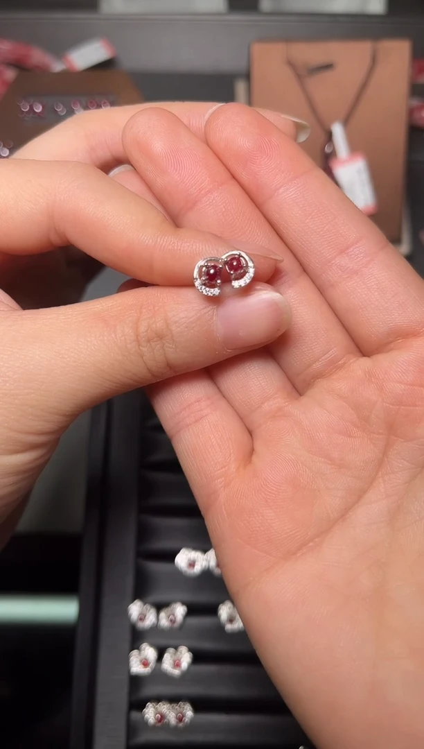 天然辰砂朱砂镶嵌S925银晶体女星月耳钉 121902