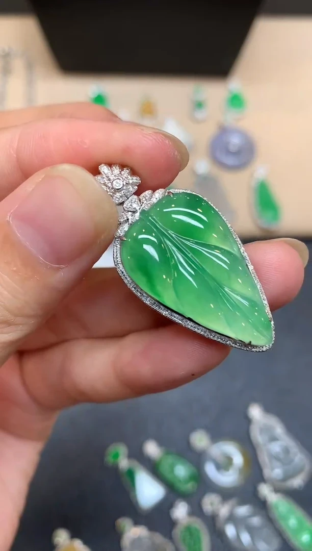 颈饰18K金镶嵌翡翠树叶【无服务费