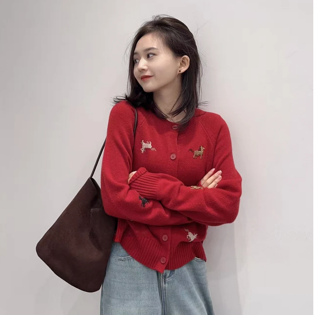 2026春季新款韩系新年氛围感小马刺绣圆领单排扣绵针织开衫女毛衣