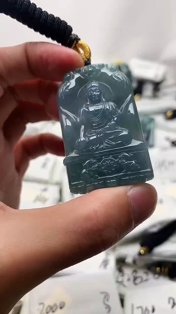 翡翠未镶嵌颈饰阿弥