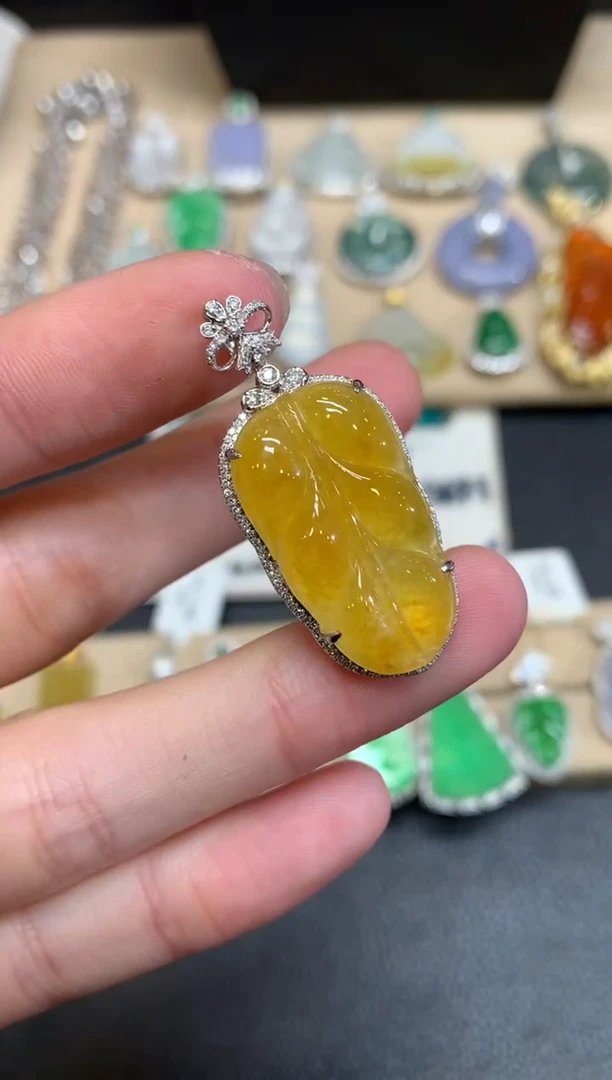 【闪购商品】翡翠颈饰18K金镶嵌叶子【无服务费】