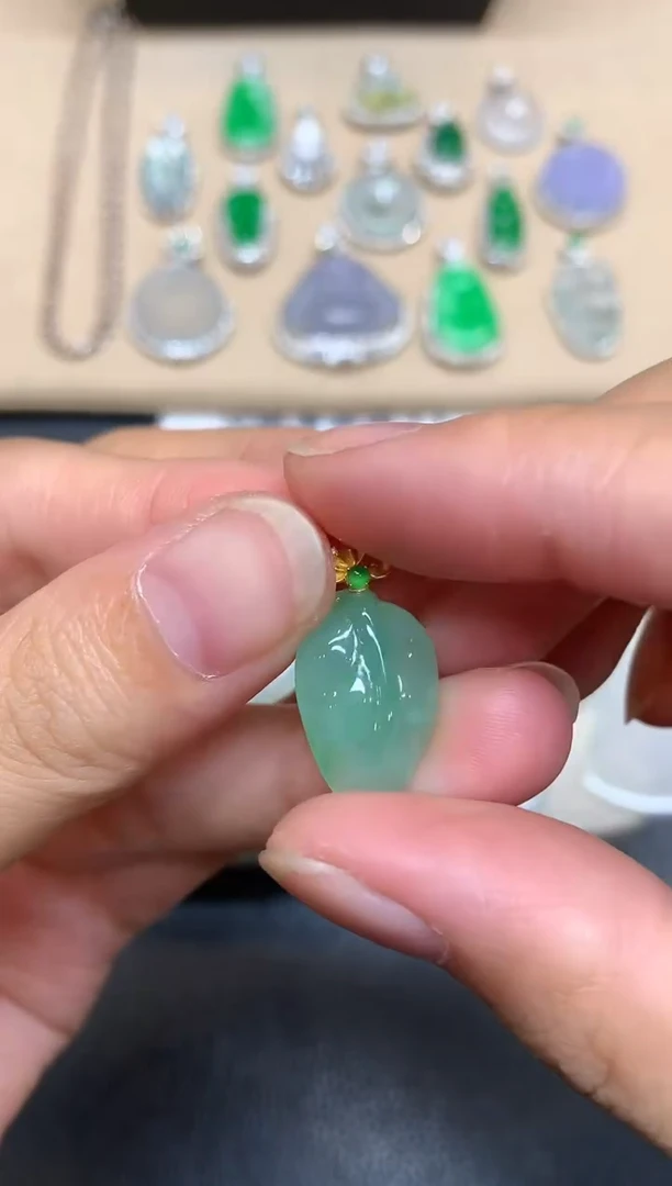 颈饰18K金镶嵌翡翠树叶【无服务费