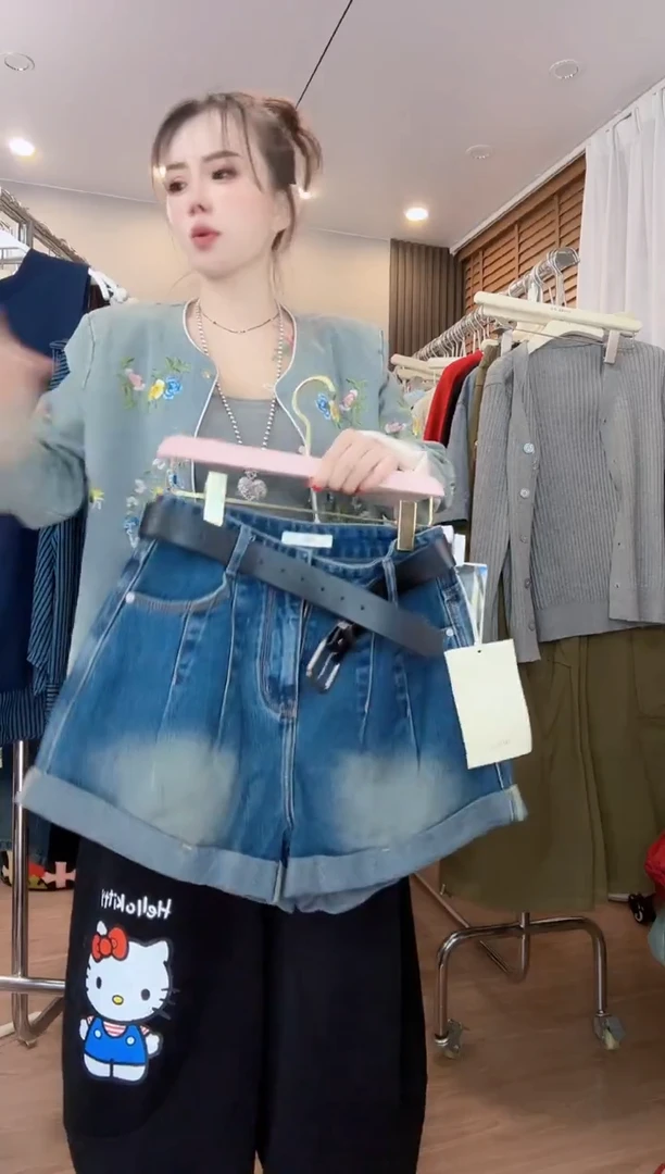 蓝色短裤带腰带蓝色短裤带腰带