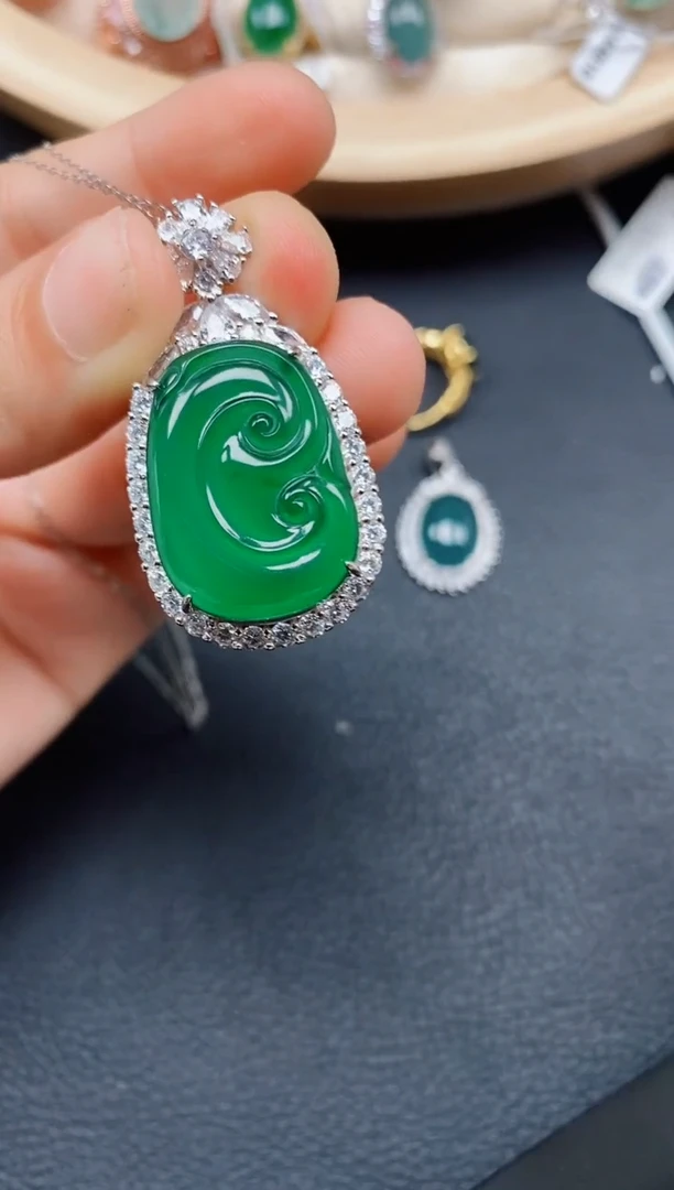 【闪购商品】翡翠吊坠(赠链)银S925镶嵌翡翠