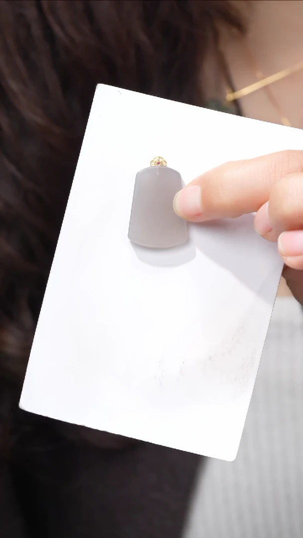 【闪购商品】和田玉颈饰18K金镶嵌烟紫无事牌不含链子