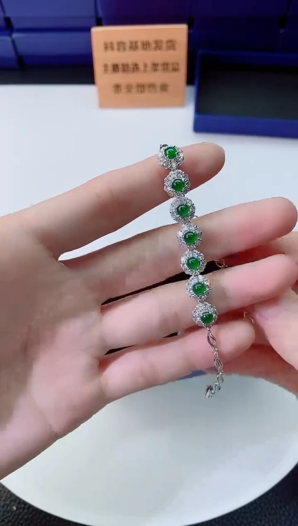 翡翠未镶嵌颈饰        ·