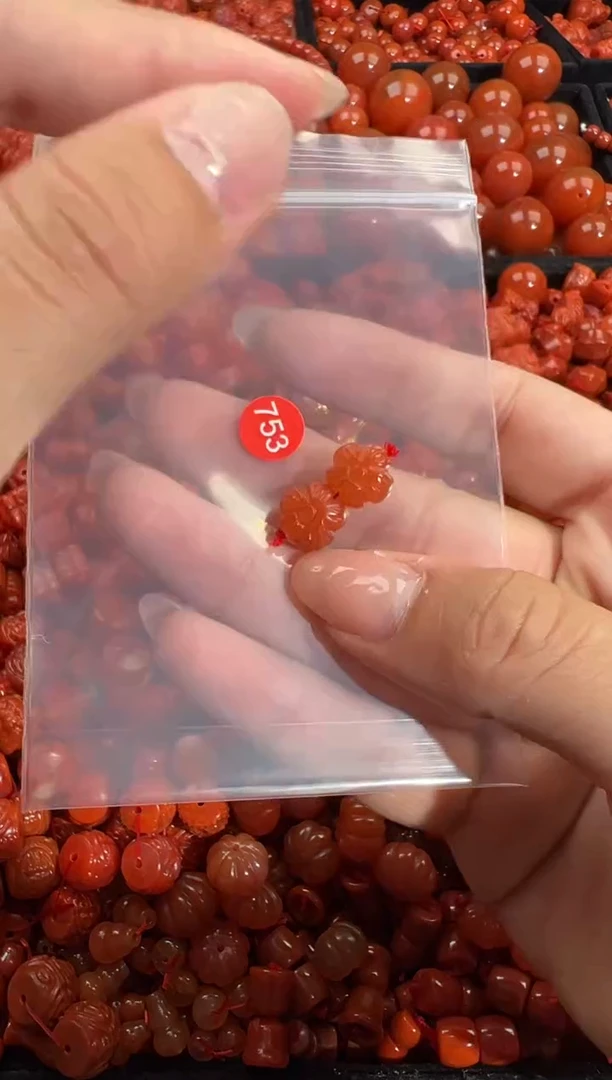 南红玛瑙未镶嵌颈饰1