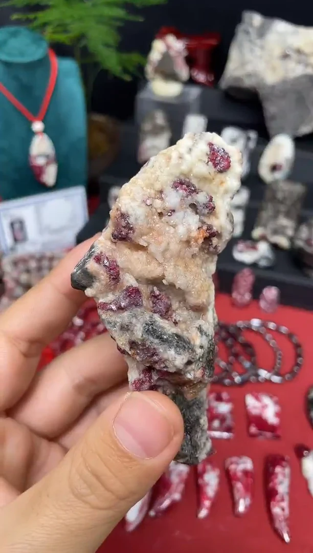 天然辰砂矿标摆件