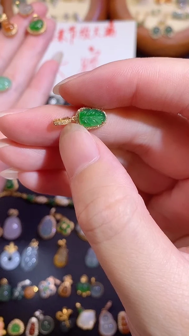 翡翠18K金镶嵌颈饰1111111111