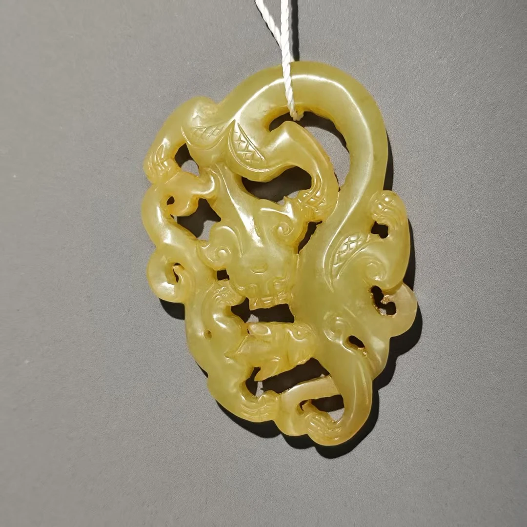 清代和田玉黄玉螭龙佩