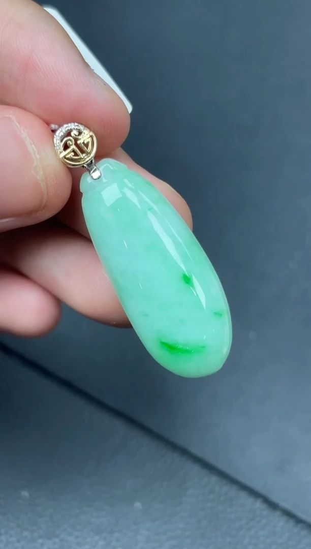 颈饰18K金镶嵌翡翠福瓜