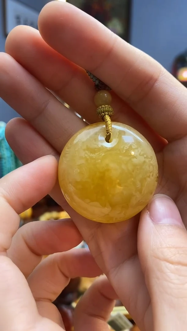 未镶嵌颈饰琥珀吊坠