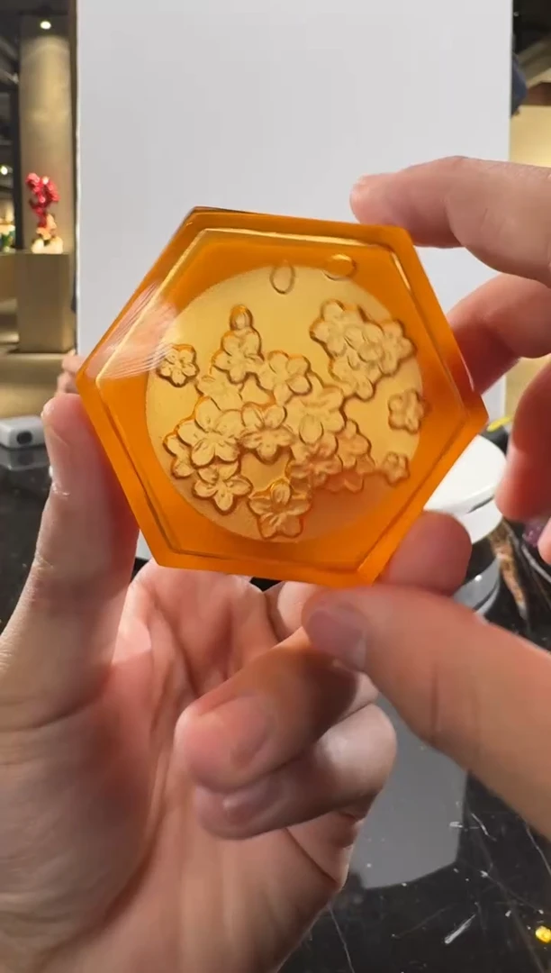 摆件琥珀金六角墨盒