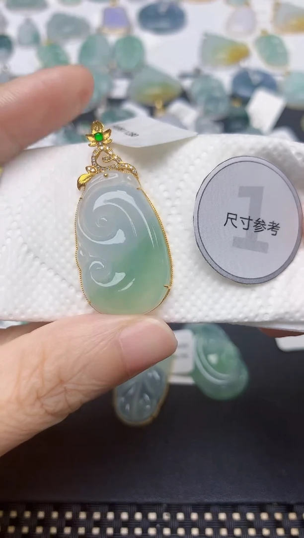 翡翠18K金镶嵌颈饰天然缅甸A货翡翠