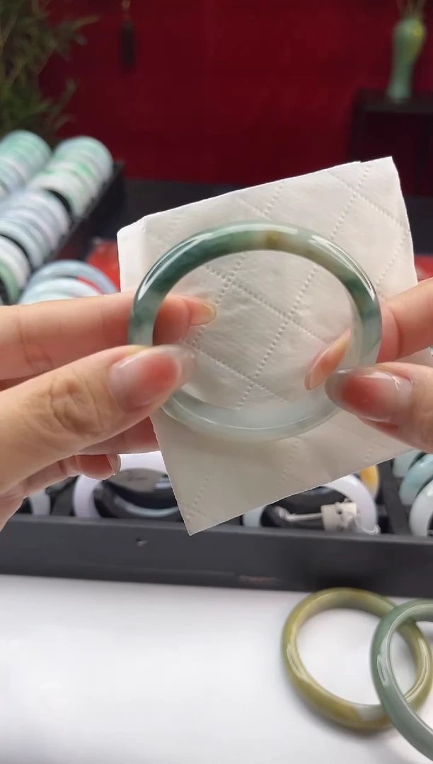 翡翠手镯未镶嵌翡翠1