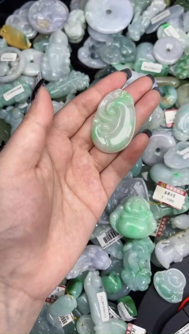 颈饰未镶嵌翡翠缅甸翡翠A货吊坠