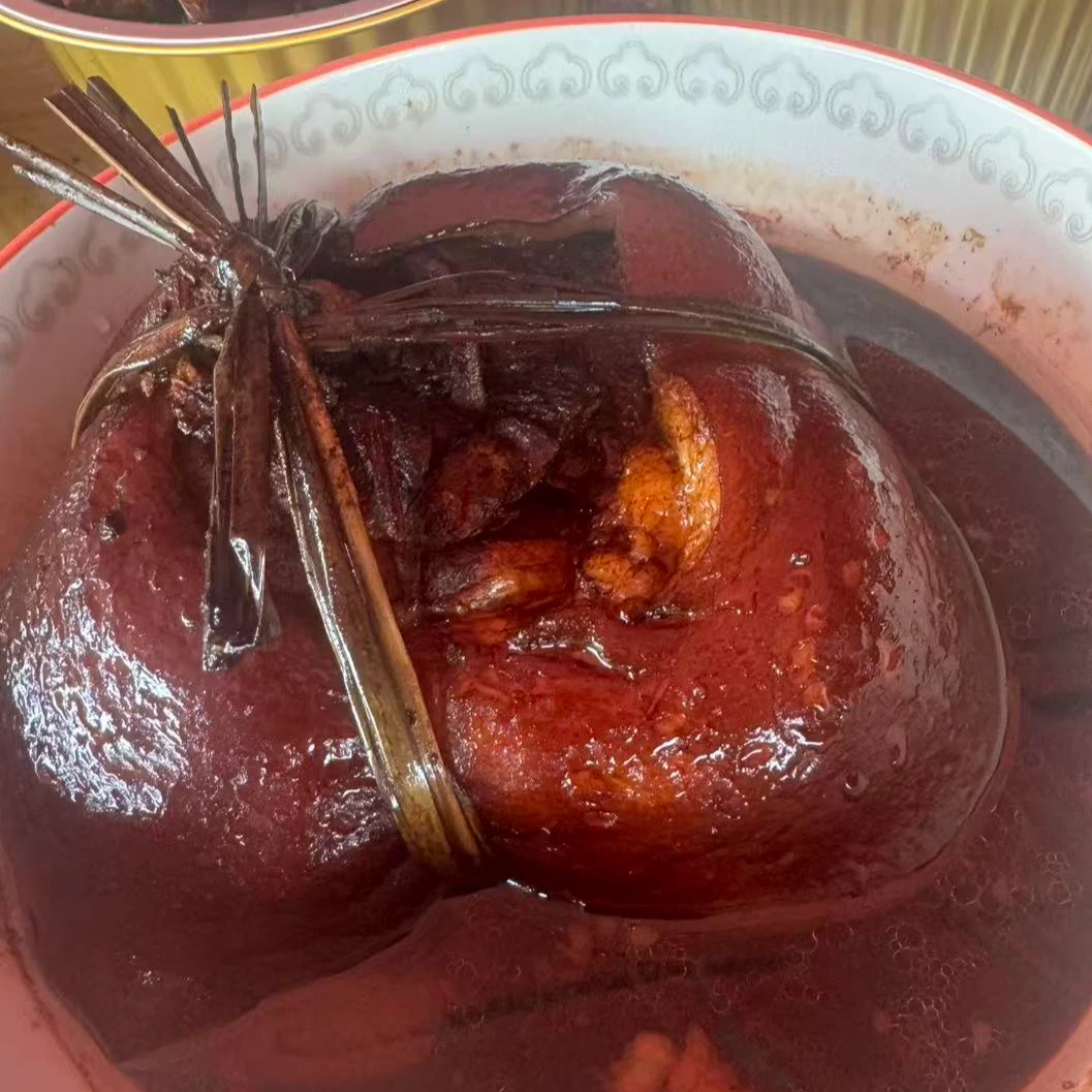 农村老底子红烧肘子咸甜口味柴火灶用草绳捆绑的肉烧出带有一丝茅草的香气汤汁浓郁口感软糯